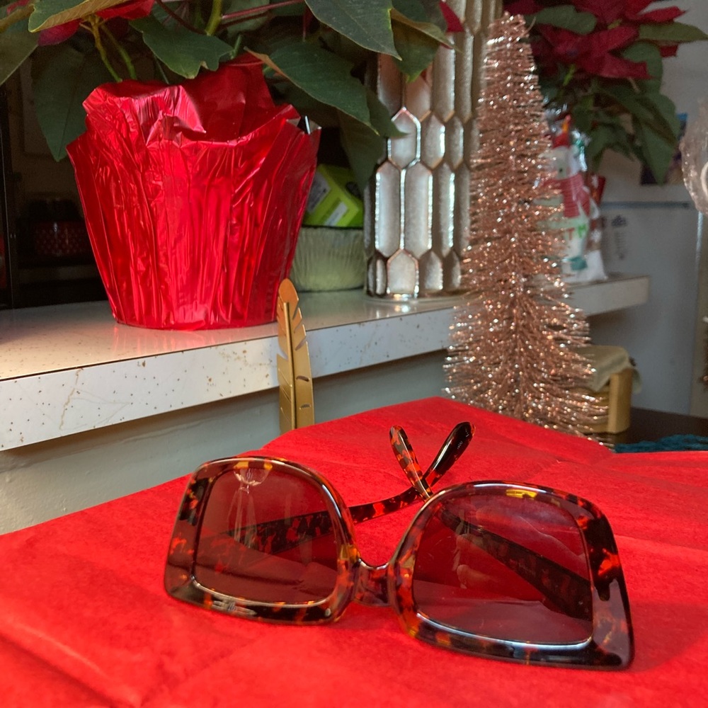 Women sunglasses | Brand: Simply Vera, Vera Wang | spotted brown & black